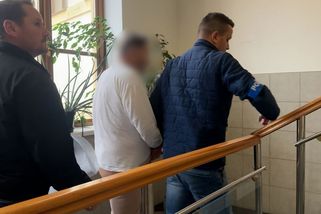 Rozzuřený důchodce na Tachovsku probodl vycházkovou holí srdce řidiči, který mu bránil v průjezdu - Novinky